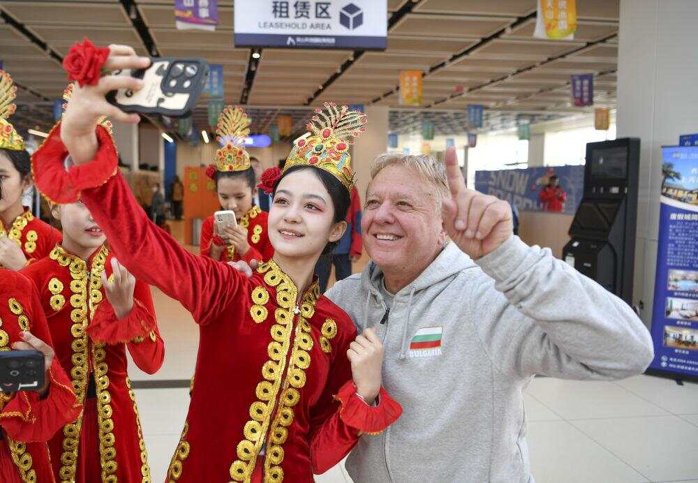 雪运动成就新疆文旅新名片开元ky棋牌新华全媒+冰(图7)