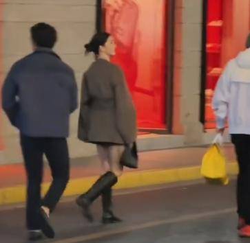 富态大长腿吸睛施伯雄秃头被嘲老嫂子开元棋