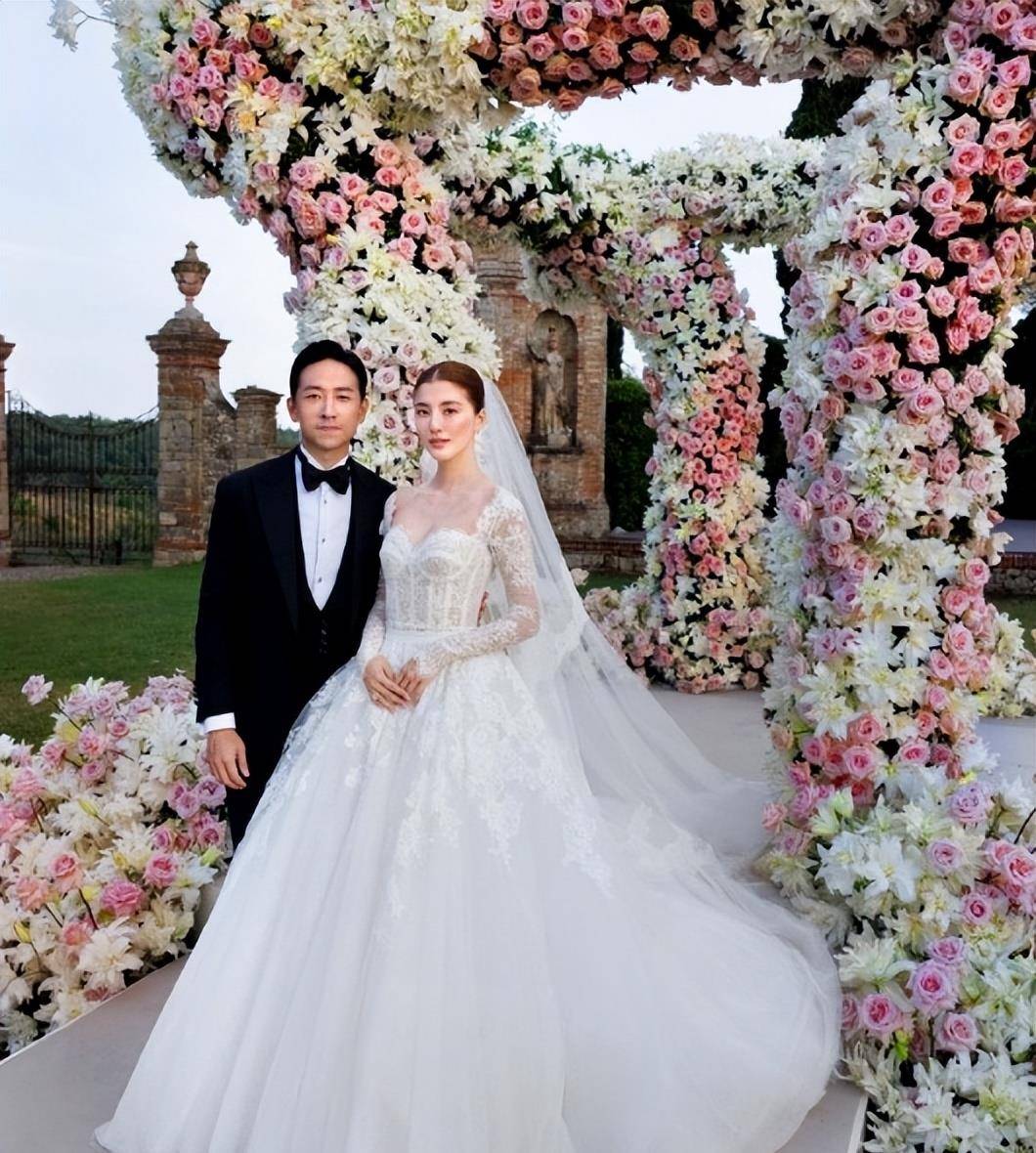 富态大长腿吸睛施伯雄秃头被嘲老嫂子开元棋牌试玩吴千语夫妻现身上海面相(图2) 富态大长腿吸睛施伯雄秃头被嘲老嫂子开元棋牌试玩吴千语夫妻现身上海面相(图2)