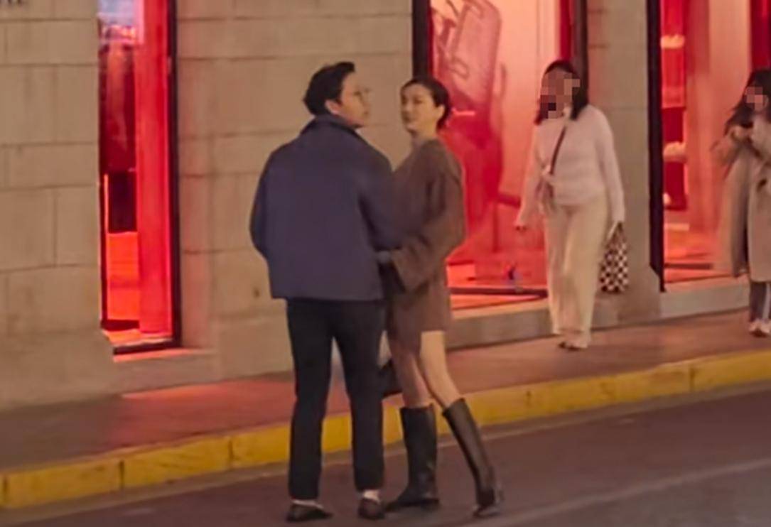 富态大长腿吸睛施伯雄秃头被嘲老嫂子开元棋牌试玩吴千语夫妻现身上海面相(图3) 富态大长腿吸睛施伯雄秃头被嘲老嫂子开元棋牌试玩吴千语夫妻现身上海面相(图3)